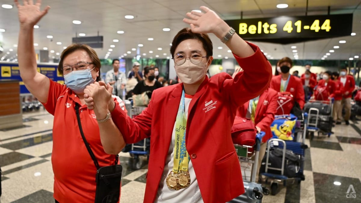 Feng Tianwei arrives at Changi Airport to cheers from around 100 supporters